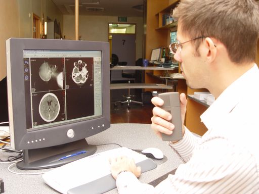 Teleradiologie-Netz reif & möller betreut nun auch
Landeskrankenhäuser in Österreich / Dienstleistung entlastet Ärzte
und entschärft Fachkräftemangel / Ein Mitarbeiter des
Teleradiologie-Netzwerks reif & möller bei der Befundung. / Weiterer
Text über ots und www.presseportal.de/nr/119057 / Die Verwendung
dieses Bildes ist für redaktionelle Zwecke honorarfrei.
Veröffentlichung bitte unter Quellenangabe: "obs/reif & möller -
Netzwerk für Teleradiologie"