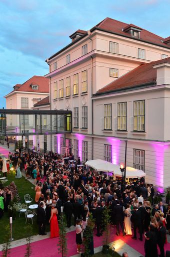 Mehr als 1.400 Ballgäste beehrten den ersten Campus-Ball Krems im
Jahr 2015.