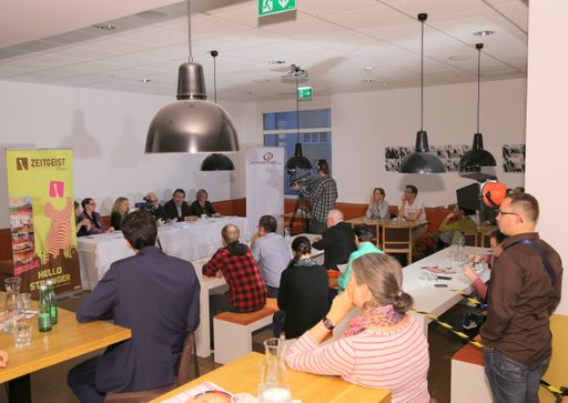 Neue ÖJC-Diskussionsreihe „Medien im Zeitgeist“ mit
dem Thema „Medien im Spannungsfeld zwischen Meinungsumfragen und
Politik“ gestartet. Mit: ÖJC-Präsident Fred Turnheim; Julia Ortner,
NEWS,; Claudia Dannhauser, ORF; Karin Cvrtila, OGM; Susanne
Walpitscheker, Pressesprecherin Andreas Khol und Fritz Hausjell,
Publizistik Wien.