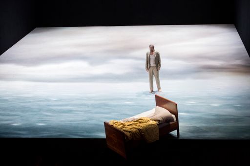  Szenenfoto aus der Neuproduktion von "Peter Grimes" (Dez. 2015)
Inszenierung: Christof Loy Ausstattung: Johannes Leiacker