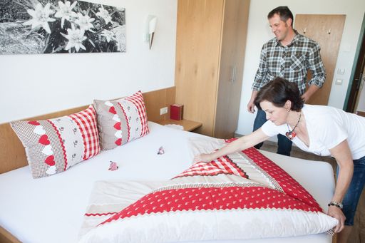 Vorschau Bild von Zwanzig Seminare der Vermieterakademie Tirol
machten in Osttirol Station. Von kreativer Bettengestaltung bis zu
Website und Online-Buchbarkeit reichen die Schulungsinhalte.