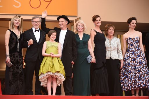 CANNES, FRANKREICH - 14. MAI: Kate Capshaw, Steven
Spielberg, Ruby Barnhill, Mark Rylance, Claire van Kampen, Lucy
Dahl, Penelope Wilton und Rebecca Hall bei der "BFG - BIG FRIENDLY
GIANT" Premiere während des 69. Cannes Film Festivals im Palais des
Festivals am 14. Mai 2016 in Cannes, Frankreich. (Photo by Ian
Gavan/Getty Images) / Riesenerfolg für BFG - BIG FRIENDLY GIANT /
Steven Spielbergs neues Werk feiert Weltpremiere in Cannes.