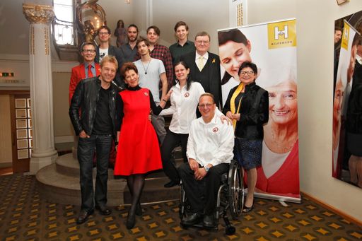 vorne (v.l.): Max Müller, Ingrid Turkovic-Wendl,
Sabine David, Jürgen Grabner, Hilfswerk Vorstand Mag.a Brigitta
Prochazka 2. Reihe (v.l.): Hilfswerk Geschäftsführer Dir. Horst
Krainz, Thorsten Salzer („Colours of Monochrome“), Hilfswerk
Vizepräsident Dr. Rudolf Dörflinger hinten (v.l.): Christian Schwab,
Bandmitglieder „Colours of Monochrome“