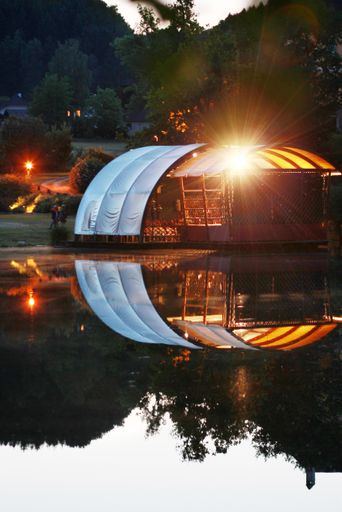  Seebühne (Tag) - Die SILVA-Seefestspiele,
Österreichs kleinste Seefestspiele, finden inmitten einer
traumhaften Kulisse in Waldhausen statt.