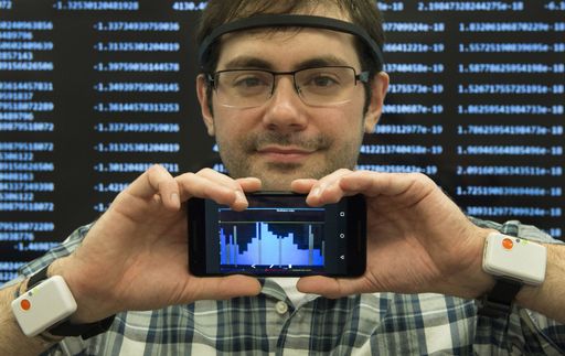  IBM Research Data Scientist Eric Clark erforscht
tragbare Technologien, die bei Monitoring und Analyse biologischer
Daten von Studienteilnehmern helfen könnten. Pfizer und IBM arbeiten
zusammen, um ein Monitoring-System zur Unterstützung von
Parkinson-Patienten zu entwickeln. Dieser nicht-invasive
Echtzeit-Ansatz soll neue Einblicke in Krankheitsverläufe und das
Ansprechen auf Therapien bringen. Durch die Verknüpfung von modernen
Analysemethoden und maschinellem Lernen mit sensorischen Daten,
hofft man bestehende Wege zur Diagnose und Behandlung neurologischer
Erkrankungen fundamental weiterentwickeln zu können.