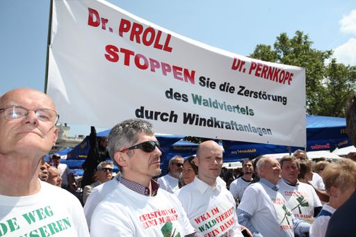  Vertreter von 12 Waldviertler Bürgerinitiativen
gegen den Ausbau von Windkraftanlagen in artenreichen Wäldern des
Waldviertels wenden sich am 18.Mai 2016 anläßlich der Eröffnung der
Tourismusmesse Waldviertel Pur in Wien mit einem dringenden Appell
direkt an Landeshauptmann Dr.Pröll und Landesrat Dr.Pernkopf