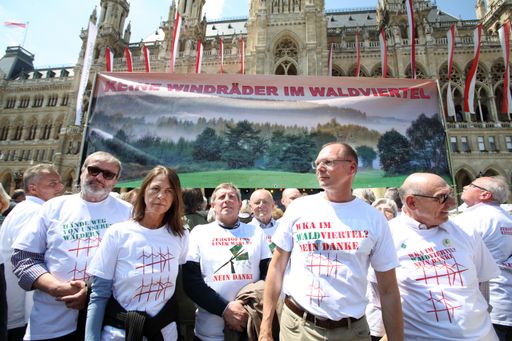 Vorschau Bild von Vertreter von 12 Waldviertler Bürgerinitiativen
gegen den Ausbau von Windkraftanlagen in artenreichen Wäldern des
Waldviertels wenden sich anläßlich der Eröffnung der Tourismusmesse
Waldviertel Pur in Wien mit einem dringenden Appell direkt an
Landeshauptmann Dr.Pröll und Landesrat Dr.Pernkopf