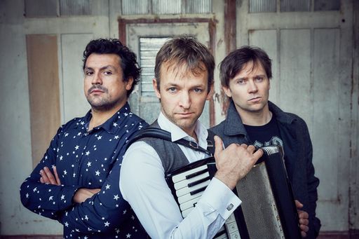 Florian Zack Trio spielen am Papagenoplatz bei der Eröffnung des
Altstadtfestes Kaiviertel