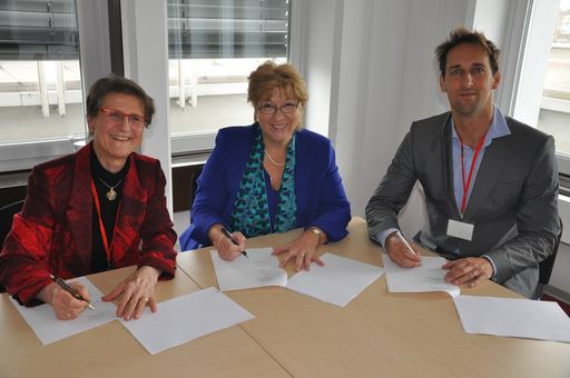 Vorschau Bild von Unterzeichnung der Partnerschaft: v.l.n.r.: Ingrid
Klingmann (Chairman European Forum for Good Clinical Practice
(EFGCP), EUPATI work package leader); DI Dr. Christa Wirthumer-Hoche
(Geschäftsfeldleiterin AGES); Claas Röhl (Vorstandsmitglied Pro RARE
Austria, chair EUPATI Österreich)
