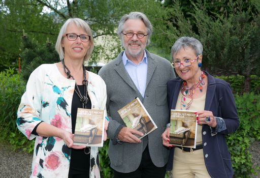 Buchpräsentation der MAS Alzheimerhilfe. V.l.n.r.:
Edith Span (GF), Adi Hirschal (Botschafter), Felicitas Zehetner
(Obfrau)