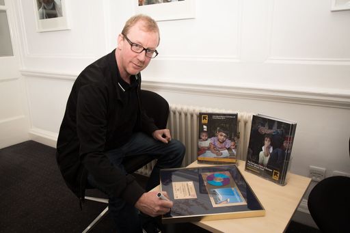  Dave Rowntree, "Star Boot Sale"-Initiator und Drummer der
Britpop-Band Blur, hat berühmte Kollegen & Freunde für sein
Charity-Projekt begeistern Können