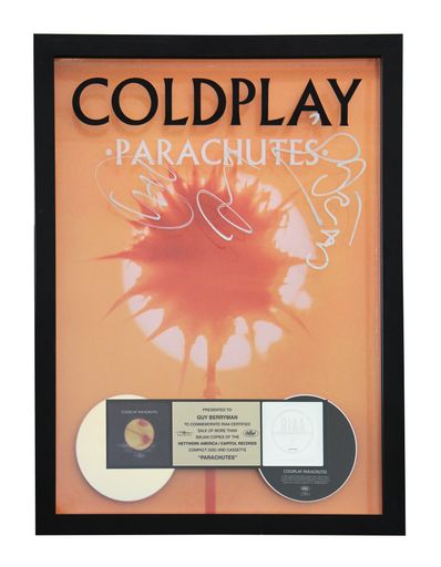Vorschau Bild von Die Band Coldplay stellt für den "Star Boot Sale" eine Reihe von
Dingen zur Verfügung u.a. diese goldene CD für das Album
"Parachutes"