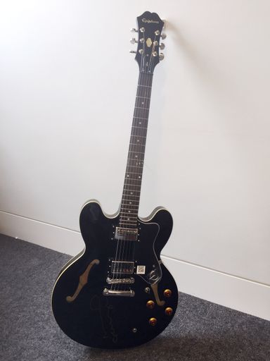 Vorschau Bild von Diese E-Gitarre wurde von Oasis-Star Noel Gallagher für die
Online-Auktion bei Shpock gespendet und signiert.