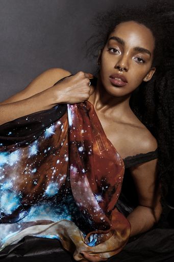 Vorschau Bild von Star Cluster Silk Scarf Hubble Watches Star Clusters on a
Collision Course Image release August 16, 2012