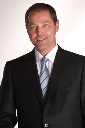 Die EQOS Energie Holding S.à r.l. hat Dr. Helmut
Steurer zum neuen Chief Financial Officer der Gruppe bestellt. Der
gebürtige Österreicher trat seine neue Position zum 19. Mai 2016 an.
Gemeinsam mit Eric Mendel, Chief Executive Officer der Gesellschaft,
bildet er die Doppelspitze des europaweit tätigen Unternehmens.