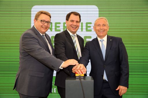  Am Bild: Martin Graz (Vorstandsdirektor Energie Steiermark),
Michael Schickhofer (LH-Stv.), Christian Purrer (Vorstandssprecher
Energie Steiermark) (v.l.n.r.)