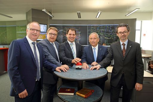 Vorschau Bild von Am Bild: Manfred Pachernegg (Geschäftsführer Energienetze
Steiermark), Martin Graf (Vorstandsdirektor Energie Steiermark),
Michael Schickhofer (LH-Stv.), Christian Purrer (Vorstandssprecher
Energie Steiermark), Franz Strempfl (Geschäftsführer Energienetze
Steiermark) (v.l.n.r.)