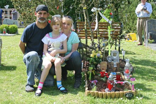 Vorschau Bild von Familie Seidl am Grab ihrer Hündin Xena, die sie
erst im Februar diesen Jahres zu Grabe trugen. Xena lebte 15 Jahre
bei Familie Seidl.