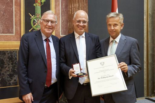 AKV-Präsident Helmut Kukacka, Preisträger Wolfgang
Mazal und ÖVP-Klubobmann Reinhold Lopatka (von links nach rechts)