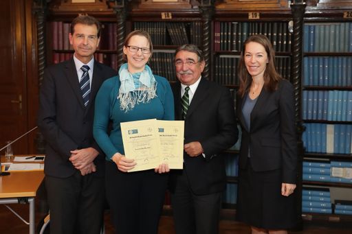https://www.apa-fotoservice.at/galerie/7785 Im Bild
v.l.n.r.: Univ.-Prof. Dr. Reinhard Windhager (Univ.-Klinik für
Orthopädie, MedUni Wien), Dr. Christine Wasinger (Preisträgerin),
Prim.Univ.-Prof. Dr. Walter Hruby (Präsident der Gesellschaft der
Ärzte in Wien), Dr. Katharina Rauchensteiner-Stehlik (Leiterin der
Business Unit Specialty Medicine, Bayer Austria GmbH)