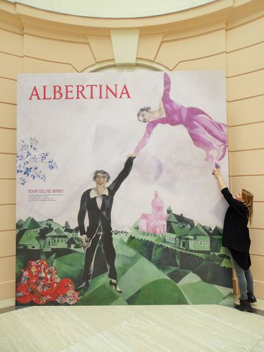 Selfie mit Marc Chagalls SPAZIERGÄNGERN.
