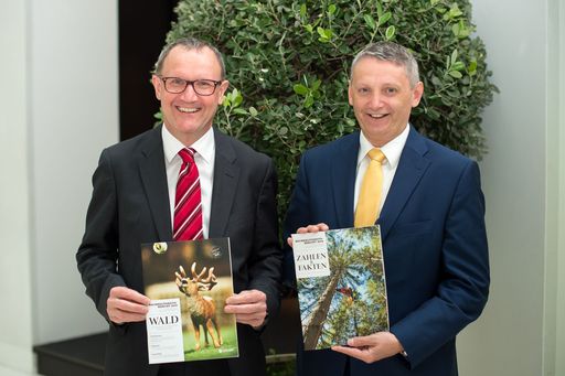http://www.apa-fotoservice.at/galerie/7784 Im Bild
v.l.n.r.: Dr. Rudolf Freidhager, Vorstandssprecher, Vorstand für
Forstwirtschaft und Naturschutz und Mag. Georg Schöppl, Vorstand für
Finanzen und Immobilien.