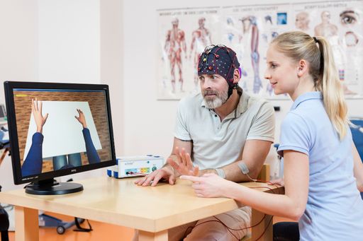  recoveriX ist eine revolutionäre
Schlaganfalltherapie. Brain-Computer Interface und modernste
Erkennnisse aus der Neurotechnologie führen zu einem effizienterien
Therapieerfolg - selbst bei chronischer Beeinträchtigung.