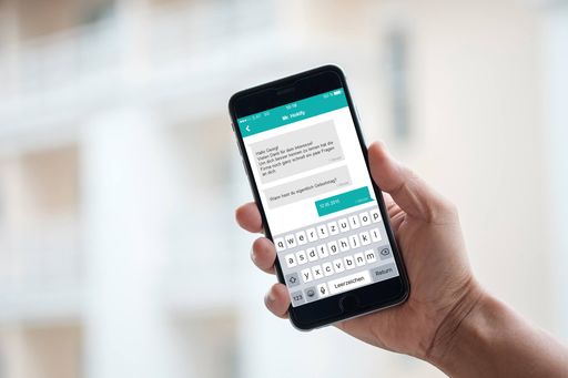 Mr. Hokify interviewt potentielle Job-Kandidaten