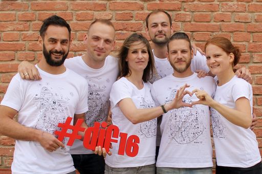Das Donauinselfest Team unter der Leitung von
Thomas Waldner (2.v.l.) in den neuen Zeig Dein Herz - Social Shirts
zum Donauinselfest 2016