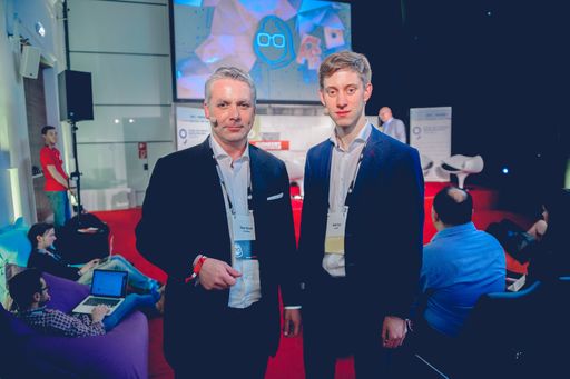  Im Bild v.l.n.r.: Peter Bosek, Board Member for
Retail Banking, ERSTE Group, Jakob Etzel, Mitgründer und
Geschäftsführer, Mantigma GmbH