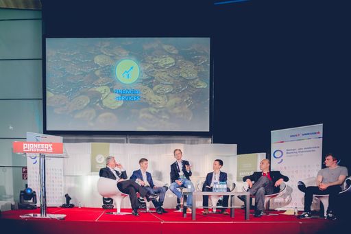 Vorschau Bild von Auf der Bühne des Pioneers Festival kündigen
predictR und die Erste Group eine Zusammenarbeit an, um neue Wege im
digitalen Banking zu gehen.