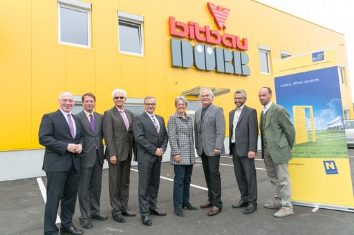 Im Bild (v.l.n.r.): ecoplus Geschäftsführer Mag.
Helmut Miernicki, ecoplus Geschäftsfeldleiter Wirtschaftsparks DI
Peter Wondra, Ing. Johann Chmelik (Niederlassungsleiter Wien) , Bgm.
Ing. Robert Dienst (Laxenburg), Landesrätin Dr.in Petra Bohuslav,
Geschäftsführender Gesellschafter Peter Bäumler, Prok. Mag. Anton
Rangetiner, Prok. Mag. Ing. Manfred Streiter bei der Eröffnung des
Bitbau Dörr Neubaus im IZ NÖ-Süd