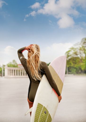 Vorschau Bild von Surfer warten auf die Welle in Wien am
Schwarzenbergplatz