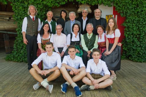 Vorschau Bild von 4 Generationen Familie Gruber und Ehrengäste bei der 30Jahr Feier