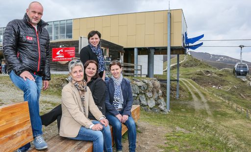 Vorschau Bild von Bad Kleinkirchheimer Bergbahnen - neue Verkaufs-
& Außenmarketing-Struktur mit Sabine Peternell als neuer Verkaufs- &
Marketing-Leiterin. Im Bild (von links nach rechts): Hansjörg
Pflauder, Vorstand der Bad Kleinkirchheimer Bergbahnen, mit seinem
Marketing-Team - Elisabeth Woschank, Stefanie Müller (geb. Lexer),
Sabine Peternell (stehend) und Cornelia Brandstätter, auf der
Brunnachhöhe (1.900 m)