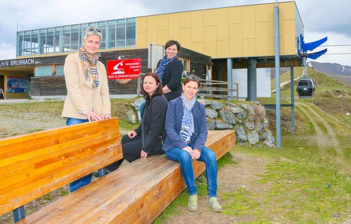 Vorschau Bild von Bad Kleinkirchheimer Bergbahnen - neue Verkaufs-
& Außenmarketing-Struktur mit Sabine Peternell als neuer Verkaufs- &
Marketing-Leiterin. Im Bild (von links nach rechts): Das
Marketing-Team der Bad Kleinkirchheimer Bergbahnen - Elisabeth
Woschank, Stefanie Müller (geb. Lexer), Sabine Peternell (hinten,
stehend) und Cornelia Brandstätter, auf der Brunnachhöhe (1.900 m)