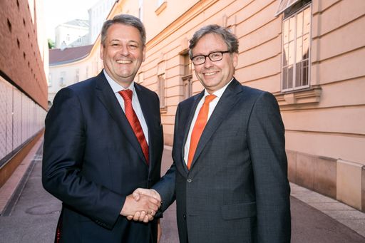  Bundesminister Andrä Rupprechter und
ORF-Generaldirektor Alexander Wrabetz freuen sich auf zahlreiche
Einreichungen zum Österreichischen Klimaschutzpreis 2016.
