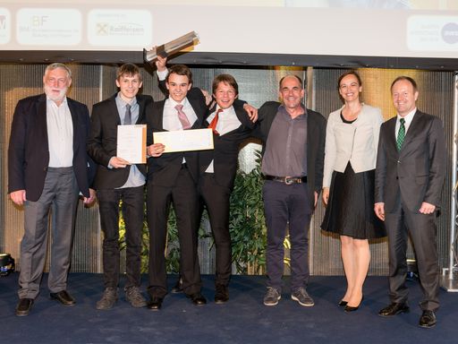  1. Preis Sonderkategorie Sustainability: (V.l.n.r.)
Dr. Franz Fischler (RKI), Simon Hofer, Simon Marxgut, Elias Vigl,
Rudolf Sams (Team „RElectronics“, HTL Dornbirn), BM Dr.in Sonja
Hammerschmid (BMBF), SC Dr. Michael Losch (BMWFW)