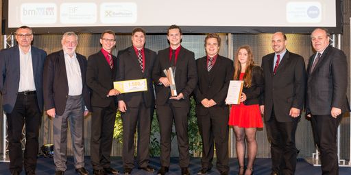 Vorschau Bild von 2. Preis Sonderkategorie Sustainability:
(V.l.n.r.): Mag. Josef Mandl (BMWFW), Dr. Franz Fischler (RKI), Karl
Scheiber, Damian Schuster, Philipp Mitschey, Thomas Laußegger,
Bettina Wildmann, Thomas Schuster (Team „Mikro-Blockheizkraftwerk –
Regelung & Steuerung“, HTL 1 Lastenstraße), SC Dr. Christian
Dorninger (BMBF)