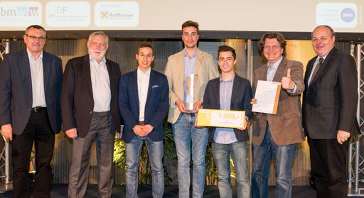 Vorschau Bild von 3. Preis Sonderkategorie Sustainability: (V.l.n.r.)
Mag. Josef Mandl (BMWFW), Dr. Franz Fischler (RKI), Karim Abdel
Baky, Christoph Rebernig, Niko Moshammer, Johannes Lindner (Team
„ReGreen - Mach’s CO2-neutral!“, Schumpeter-BHAK/BHAS Wien 13), SC
Dr. Christian Dorninger (BMBF)