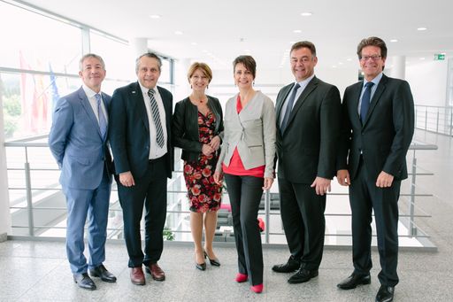 Die Auftaktveranstaltung zum Forschungsprojekt
SemI40 war hochkarätig besucht: v.l.n.r.: Willy Van Puymbroeck,
zuständiger Bereichsleiter der Europäischen Kommission,
Generaldirektion „CONNECT“, Michael Wiesmüller, Abteilungsleiter
Informations-, industrielle Technologien und Raumfahrt des
Bundesministerium für Verkehr, Innovation und Technologie (BMVIT),
Gaby Schaunig, Landeshauptmann-Stellvertreterin von Kärnten, Sabine
Herlitschka, Vorstandsvorsitzende Infineon Technologies Austria AG,
Bert De Colvenaer, Direktor ECSEL (Electronic Components and Systems
for European Leadership) Joint Undertaking und Peter Schiefer,
President Operations Infineon Technologies AG.