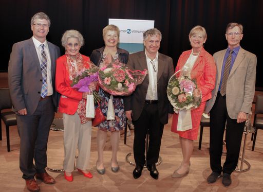  Teilnehmer der Podiumsdiskussion, v.l.n.r.: Assoc.-Prof. Dr.
Johannes Grillari (Alternsforscher, Universität für Bodenkultur
Wien), Prof. Lotte Tobisch-Labotýn (Schauspielerin und Vorbild für
gesundes Altern), Priv.-Doz. Dr. Karin Schindler
(Ernährungswissenschaftlerin, Medizinische Universität Wien), Dr.
Christoph Leprich (Ö1-Radiodoktor), Univ.-Prof. Dr. Regina
Roller-Wirnsberger (Professorin für Geriatrie, Medizinische
Universität Graz), Univ.-Prof. Dr. Ernst Singer (Vorsitzender der
„Arznei & Vernunft“ Expertengruppe)