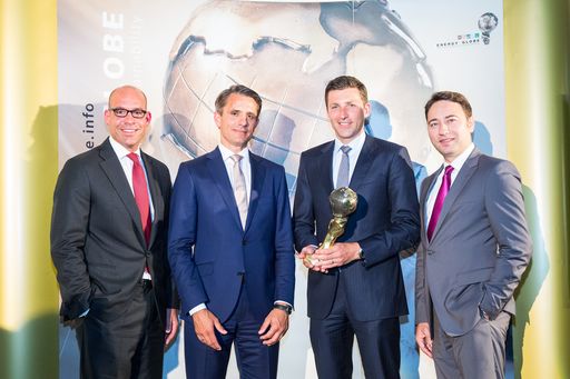 Im Bild (v.l.n.r.): Gastgeber Vorstandsvorsitzender
Axel Kühner (Greiner Holding AG), Mag. Thomas Zwachte (Hofer KG),
Generaldirektor Dr. Günther Helm (Hofer KG), Landeshauptmann-Stv.
Dr. Manfred Haimbuchner (Land OÖ)