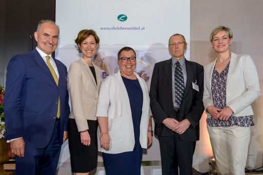„Immer besser, gesünder, effizienter“? Unter diesem Motto lud die
österreichische Lebensmittelindustrie zu ihrem 15. Jahresempfang. Im
Zentrum des Abends standen das Ideal des perfekten Menschen, die
Rolle der Ernährung sowie die Verantwortung des Einzelnen für seinen
Lebensstil. Rund 300 Spitzenvertreter aus Wirtschaft und Politik
sowie Partner entlang der gesamten Lebensmittelkette waren der
Einladung des Fachverbands in die Aula der Wissenschaften in Wien
gefolgt.