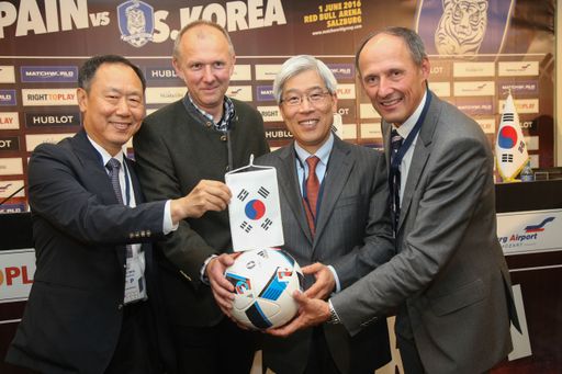 Pressegespräch Salzburg Welcomes Asia 2020.
V.l.n.r.: Changro IM - Euroscope Incoming & Events, Hans-Christian
Witzmann - Direktor Travel Charme Resort Werfenweng, Young-Wang Song
- Botschafter der Republik Korea, Leo Bauernberger - Geschäftsführer
SalzburgerLand Tourismus.