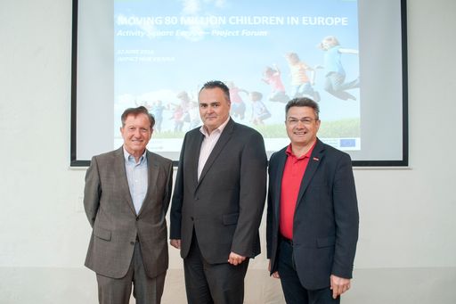 BSO-Präsident Herbert Kocher, im Bild mit Sportminister Mag. Hans
Peter Doskozil (Mitte) und ASKÖ-Präsident Abg.z.NR Hermann Krist
(rechts) begrüßt das Projektforum "Activity Square Europe".