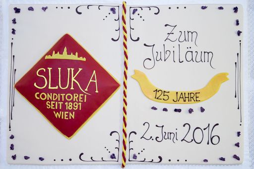 https://www.apa-fotoservice.at/galerie/7847
Jubiläumstorte zum 125. Geburtstag der K.&K. Hoflieferant Conditorei
Sluka