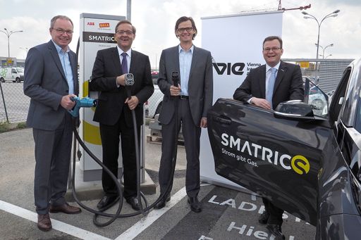 Vorschau Bild von Von links: Landesrat Dr. Stephan Pernkopf, Flughafen Wien
Vorstand Dr. Günther Ofner, DI Peter Breuss, Leiter der technischen
Abteilung REWE International AG, SMATRICS Geschäftsführer Dr.
Michael-Viktor Fischer