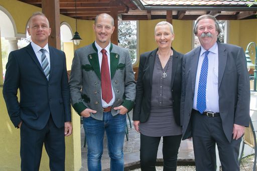 Die Vertreter der drei Sponsoren des 36.
Fertighaus-Symposions mit der Moderatorin des heurigen
Fertighaus-Symposions Frau Dr Gisela Gary (v.l.n.r): Werner Kopp,
Leiter Marketing und Anwendungstechnik von Saint-Gobain ISOVER
Austria, Stefan Pointl, Vertriebsleiter der Knauf GmbH, Erich
Benischek, Geschäftsführer der Blauen Lagune