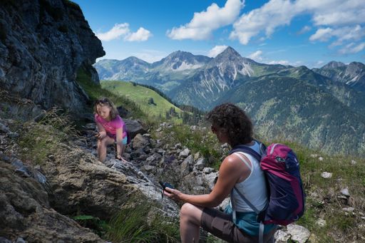  Ende Mai 2016 belebte das Hotel Schwarzer Adler
die Geocoaching-Szene mit einem weiteren tollen Event mit über 70
bunt gemischten Teilnehmern im Tannheimer Tal.